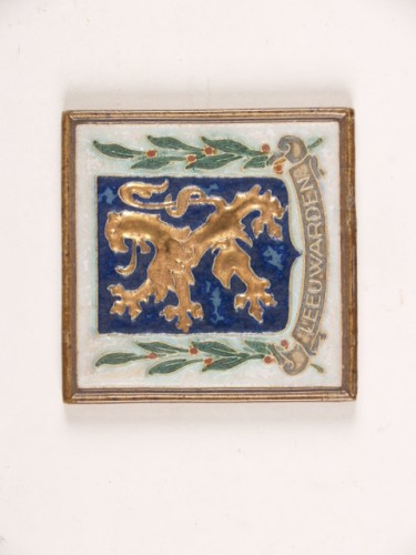 Tegel met een polychroom heraldisch decor: het wapen van Leeuwarden.